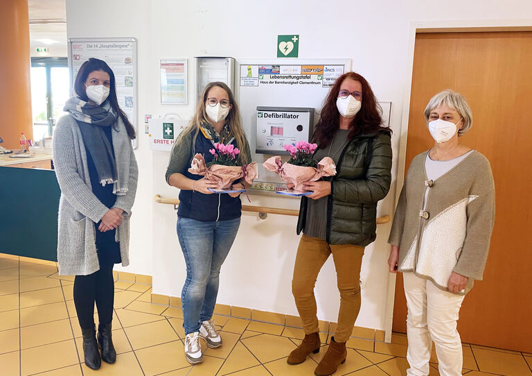 Heimleiterin Veronika Schauer mit Vertreter*innen der Firmen ACS Gebäudereinigung, Ford Autohaus Kliment, Immobilien Mörtl, Jenz Österreich, Lichtblick Bestattungen und Steinbauzentrum