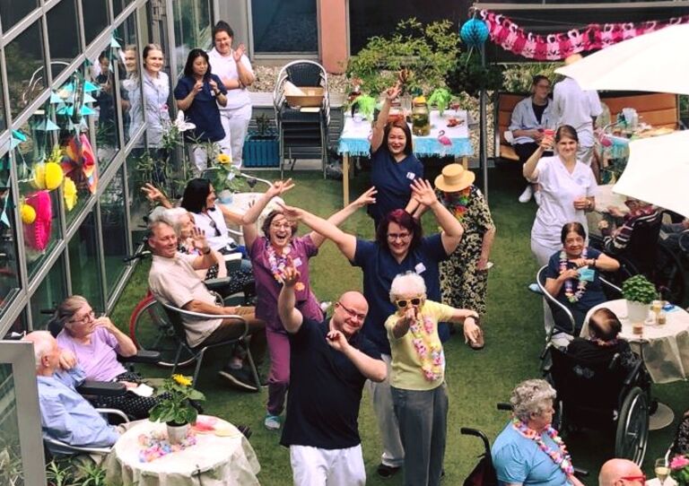 Ein Foto der Partygäste von oben