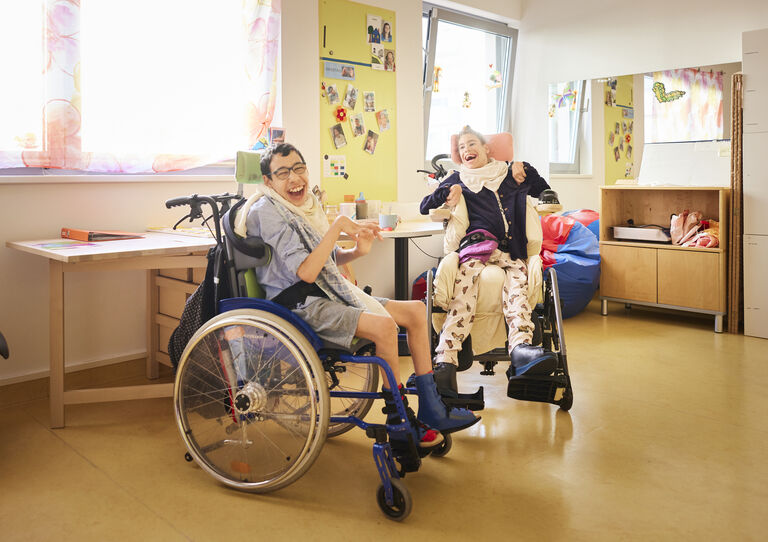 Zwei Kund*innen aus der KIDS WG im Rollstuhl