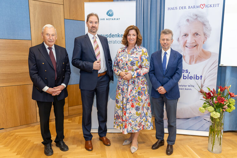 Gruppenfoto mit Univ. Prof. DDr. Johannes Huber, Mag. Harald Stockinger, Andrea Kapounek und Dr. Christoph Gisinger (Haus der Barmherzigkeit)