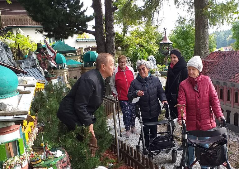 Hausherr Franz Könighofer zeigt den Bewohnerinnen die Miniaturwelt.