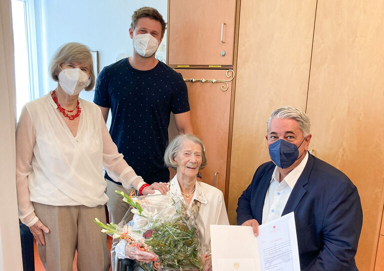 Bewohnerin Susanne im Rollstuhl in der Mitte, links davon ihre Tochter und rechts der Bezirksvorsteher Donaustadt, dahinter Pflegedienstleiter Matthias Schlemitz