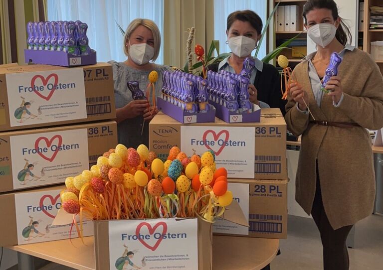 Mitarbeiter*innen aus dem Clementinum präsentieren ihre gesammelten Artikel, die sie spenden.