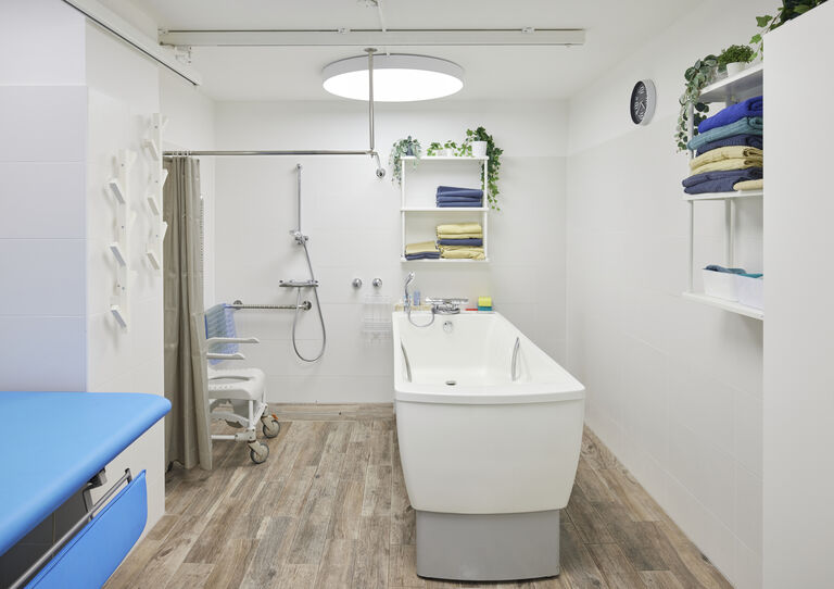 Pflegebad der HABIT WG Arndtstraße mit Boden in Holzoptik