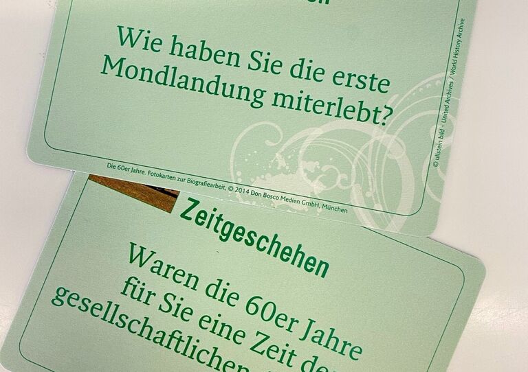 Aufnahme von zwei Karten, auf denen Fragen stehen.