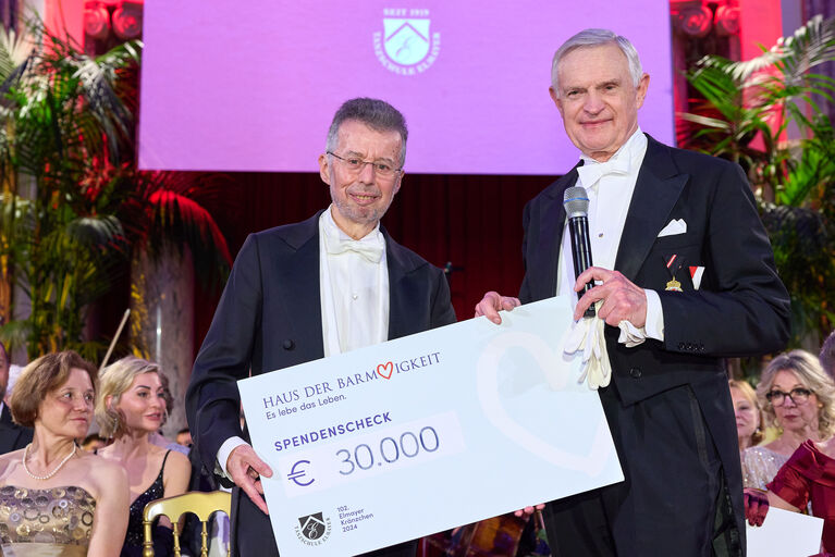 Übergabe des Spendenchecks: Institutsdirektor Dr. Christoph Gisinger (links) und Dkfm. Prof. Thomas Schäfer-Elmayer (rechts).