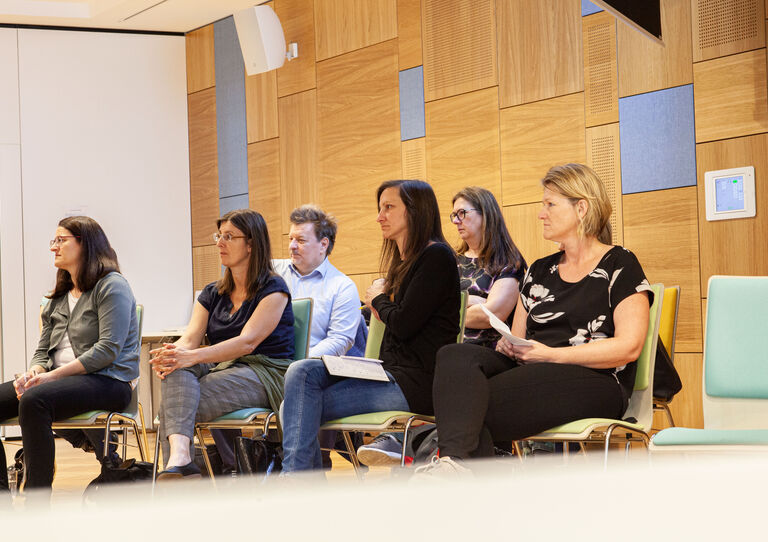 Teilnehmer*innen des QM Dialogs lauschen der Vortragenden.