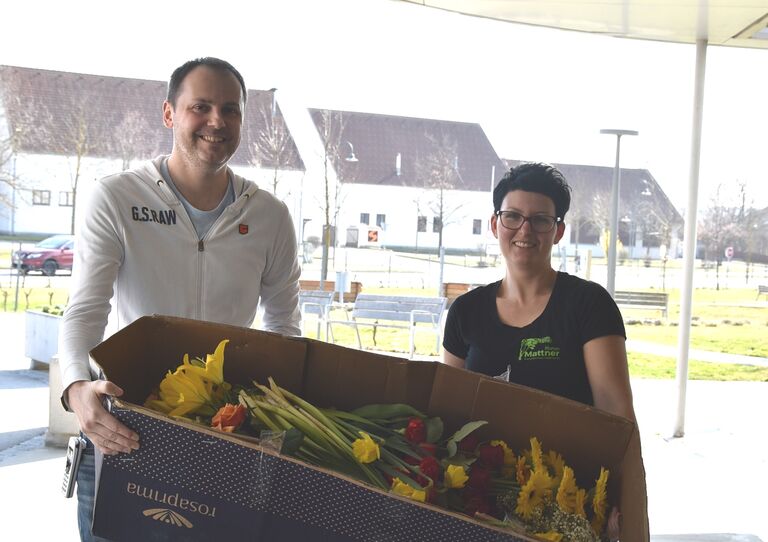 Hausleiter Gregor Kopa nimmt die Blumen von Blumen Mattner in Empfang.