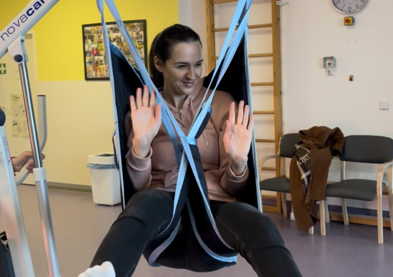 Besucherin sitzt im Lifter