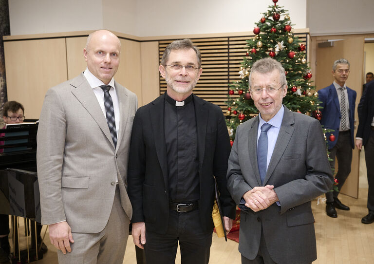 vlnr.: Roland König (Institutsdirektor Haus der Barmherzigkeit), Josef Grünwidl (ernannter Erzbischof von Wien), Christoph Gisinger (Institutsdirektor Haus der Barmherzigkeit) vlnr.: Roland König (Institutsdirektor Haus der Barmherzigkeit), Josef Grünwidl (ernannter Erzbischof von Wien), Christoph Gisinger (Institutsdirektor Haus der Barmherzigkeit)