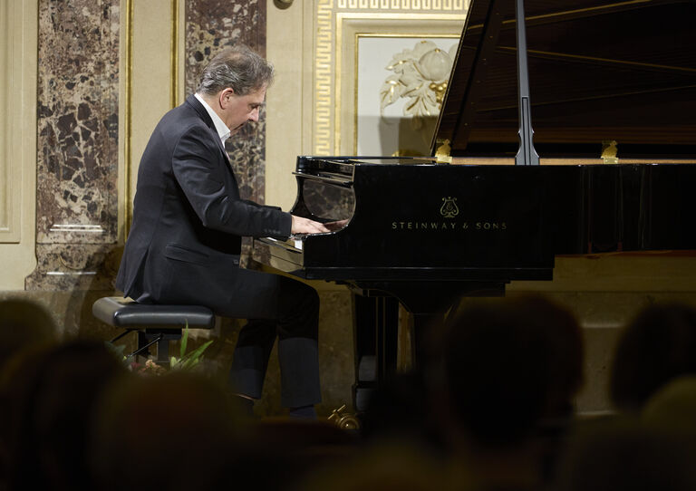 Pianist Christopher Hinterhuber am Klavier von Steinway & Sons Pianist Christopher Hinterhuber am Klavier von Steinway & Sons