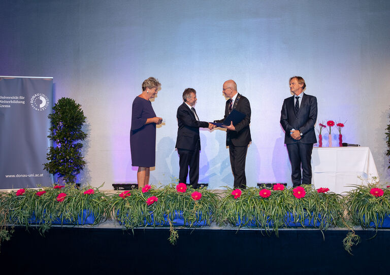 v.l.n.r. Michaela Pinter, Vorsitzende des Senats der Universität, Christpoh Gisinger, HB Institutsdirektor, Rektor Mag. Friedrich Faulhammer und Stefan Nehrer, Dekan der Fakultät für Gesundheit und Medizin