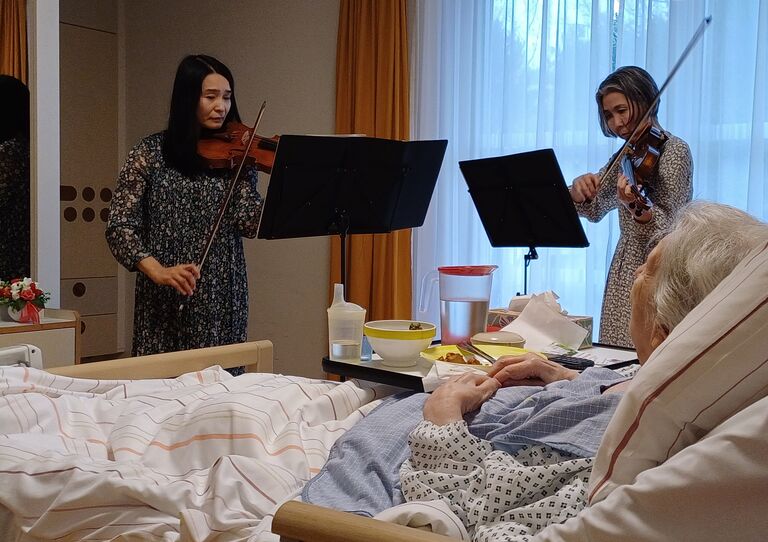 Zimmerkonzerte für bettlägerige Bewohner*innen