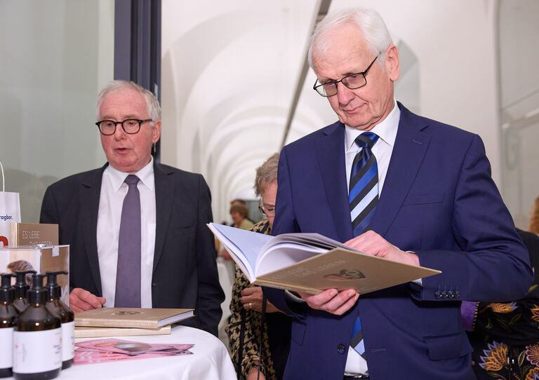 Chefredakteur der HB Festschrift Karl Ettinger Chefredakteur der HB Festschrift Karl Ettinger