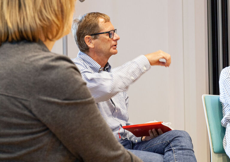 Teilnehmer aus dem Publikum stellt eine Frage.