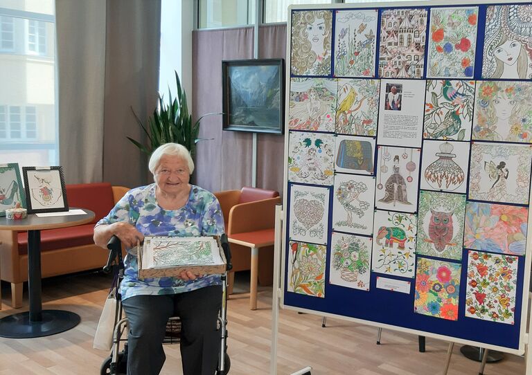 Eine Bewohnerin zeigt ihr Bild