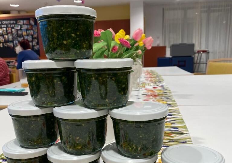 Viele Gläser Bärlauch Pesto sind aufeinander getürmt.