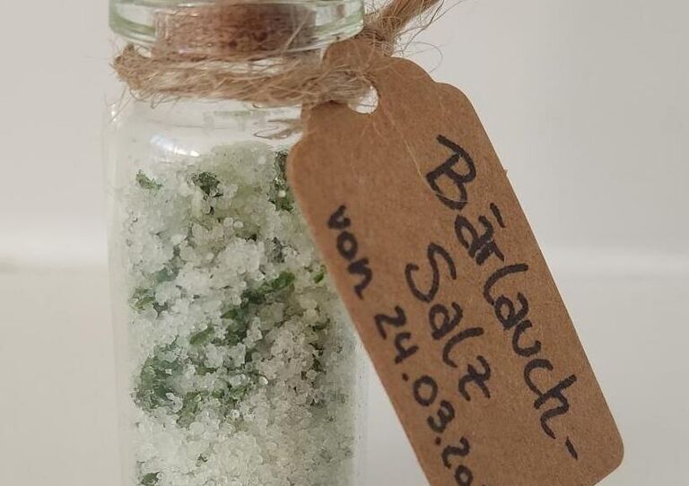 Aufnahme vom Bärlauchsalz in einem Gläschen.