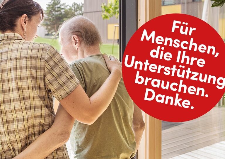 Eine Mitarbeiterin und ein Bewohner im Hospiz im HB Stephansheim.