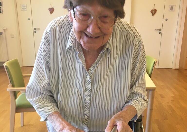 Eine Bewohnerin reibt Zucchini auf.