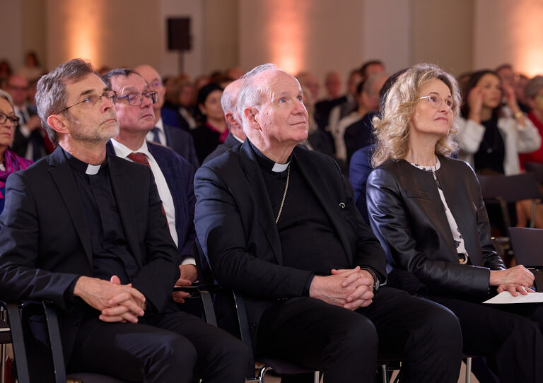 Der ernannte Erzbischof Josef Grünwidl mit Kardinal Christoph Schönborn und I.K.H. Erbprinzessin Sophie von Liechtenstein Der ernannte Erzbischof Josef Grünwidl mit Kardinal Christoph Schönborn und I.K.H. Erbprinzessin Sophie von Liechtenstein