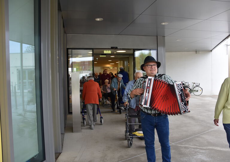 Maibaumaufstellen im Urbanusheim