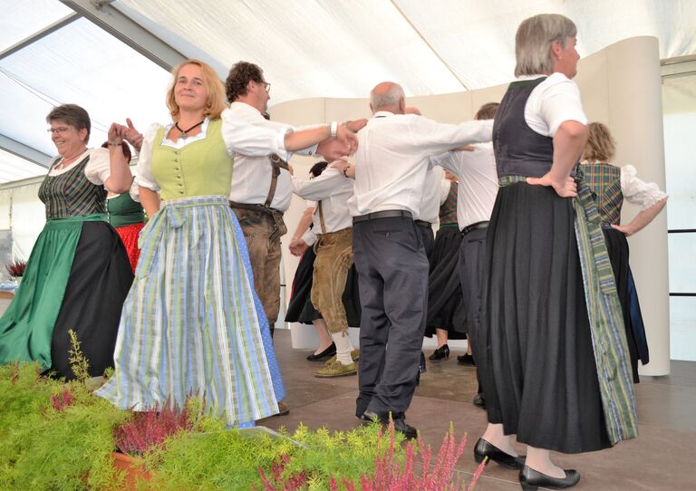 Tanzende Paare in Tracht
