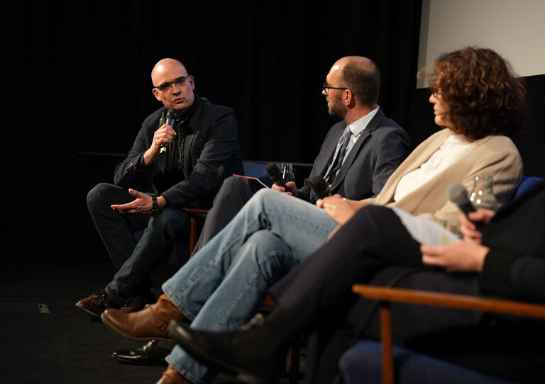Dr. Michael Halmich (Recht und Ethik im Gesundheitswesen), Dr. Michael Smeikal (Haus der Barmherzigkeit) und Mag.a Viktoria Wentseis (Institut für Palliativpsychologie Österreich) bei der anschließenden Podiumsdiskussion Dr. Michael Halmich (Recht und Ethik im Gesundheitswesen), Dr. Michael Smeikal (Haus der Barmherzigkeit) und Mag.a Viktoria Wentseis (Institut für Palliativpsychologie Österreich) bei der anschließenden Podiumsdiskussion