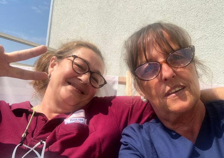 Zwei Kolleginnen lachen miteinander