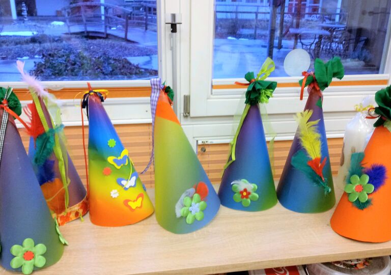 Die selbstgebastelten bunten Faschingshüte.