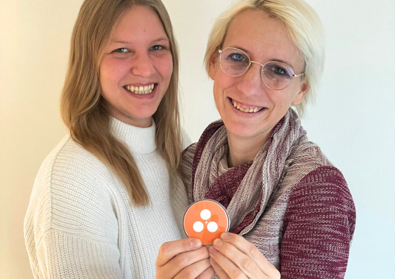 Patricia Berger und Helena Steiner haben bei HABIT einen Button entworfen, um auf unsichtbare Behinderungen aufmerksam zu machen
