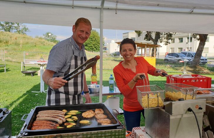 Zwei HB Geschäftsführer beim Grillen anlässlich eines Sommerfestes