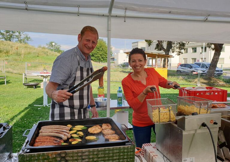 Geschäftsführer Lukas Pohl und Geschäftsführerin Renate Kraus hinter dem Griller