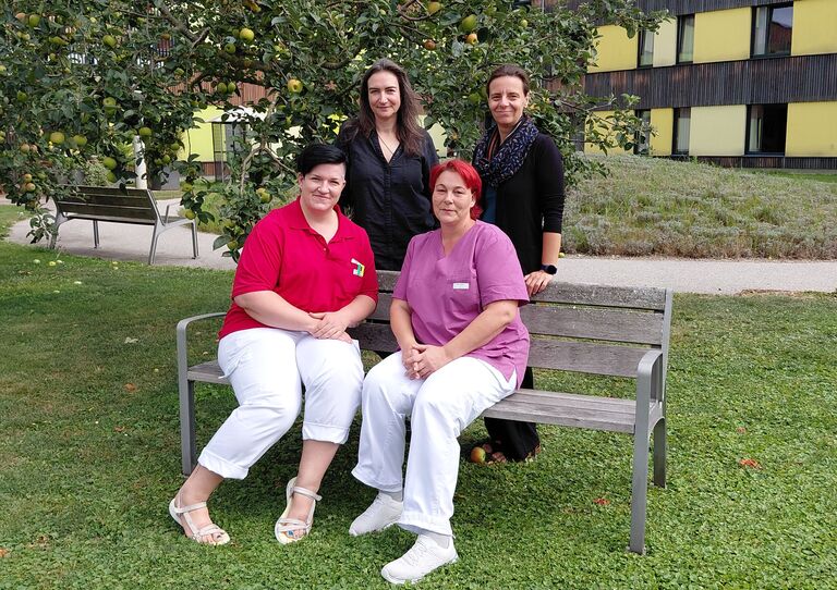 Vielseitige Erfahrung im HB Stephansheim: Elke Neissl (vorne rechts) mit ihren Kolleg*innen Barbara Gerhart, Marion Wirth und Petra Schlosser Vielseitige Erfahrung im HB Stephansheim: Elke Neissl (vorne rechts) mit ihren Kolleg*innen Barbara Gerhart, Marion Wirth und Petra Schlosser