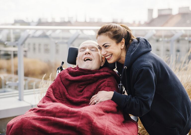 Bewohner Paul mit Pflegerin Tatiana auf der Dachterrasse.