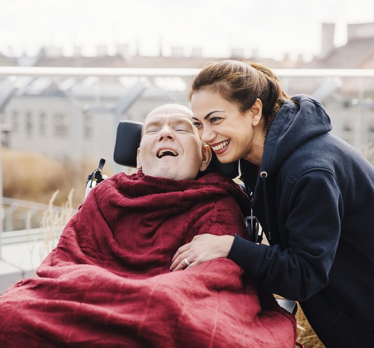 Bewohner Paul mit Pflegerin Tatiana auf der Dachterrasse.