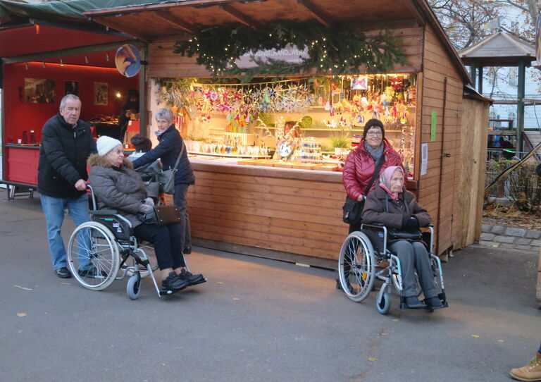 Die Bewohner*innen am Christkindlmarkt.