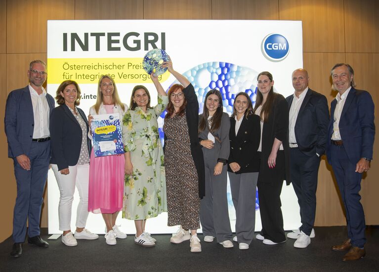 Vertreter*innen von FRIDOLINA nehmen INTEGRI Award entgegen.  Vertreter*innen von FRIDOLINA nehmen INTEGRI Award entgegen.