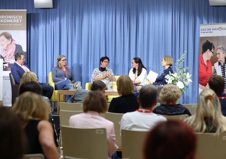 Podiumsdiskussion auf der Fachveranstaltung chronisch_konkret 2022