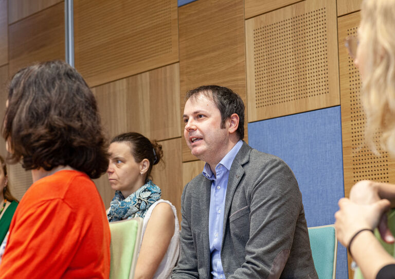 Teilnehmer aus dem Publikum stellt eine Frage.