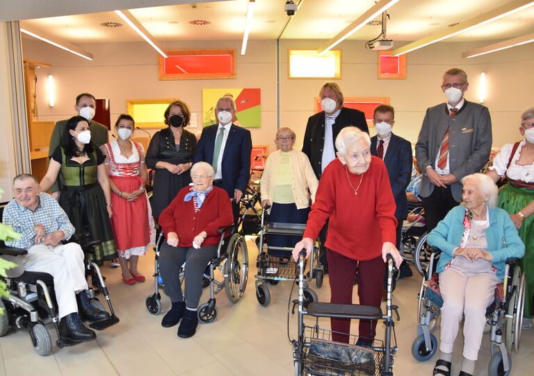 Gruppenbild von einigen Bewohner*innen mit den Ehrengästen.