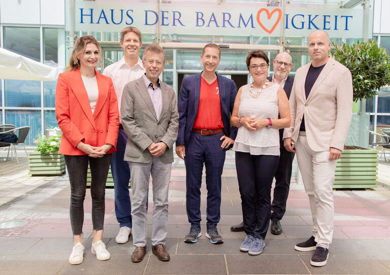Kolleg*innen des HB Pflegekrankenhauses Seeböckgasse mit Beate Prettner und Karl Cernic Kolleg*innen des HB Pflegekrankenhauses Seeböckgasse mit Beate Prettner und Karl Cernic