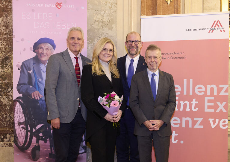 vlnr.: Opernsänger Peter Edelmann mit Monica Rintersbacher (Geschäftsführerin Leitbetriebe Austria), Harald Sidak (Geschäftsführer HB PEW), Christoph Gisinger (Institutsdirektor HB) vlnr.: Opernsänger Peter Edelmann mit Monica Rintersbacher (Geschäftsführerin Leitbetriebe Austria), Harald Sidak (Geschäftsführer HB PEW), Christoph Gisinger (Institutsdirektor HB)