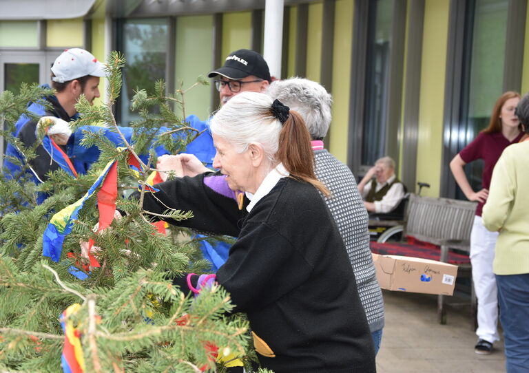 Maibaumaufstellen im Urbanusheim