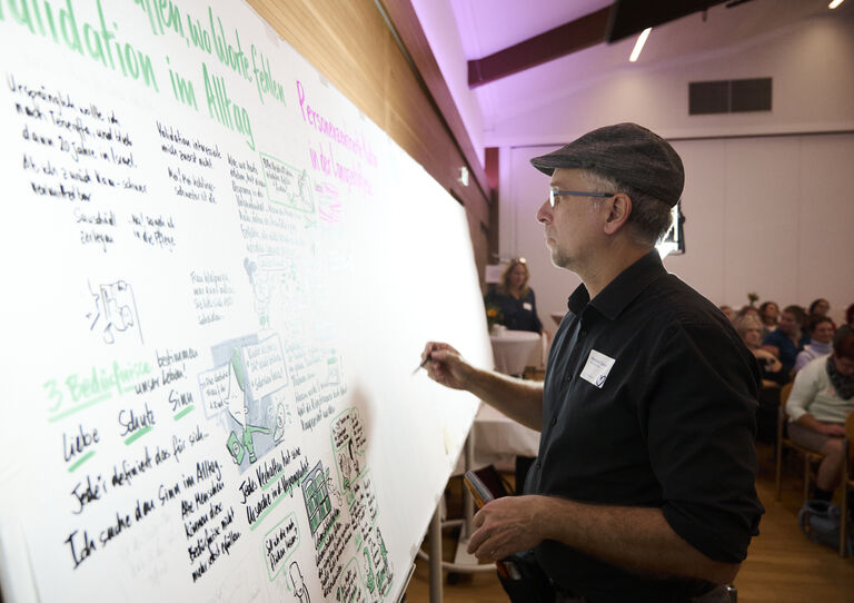 Freihandzeichner Alexander Czernin, der die Veranstaltung grafisch aufbereitet hat