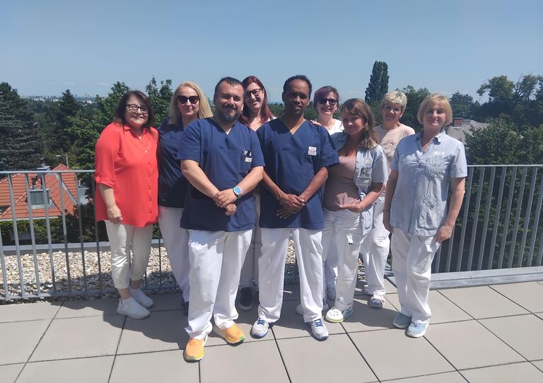 Gebregzabiher Teklay (Mitte) mit seinem Team Am Maurer Berg – St. Josef in Wien Gebregzabiher Teklay (Mitte) mit seinem Team Am Maurer Berg – St. Josef in Wien
