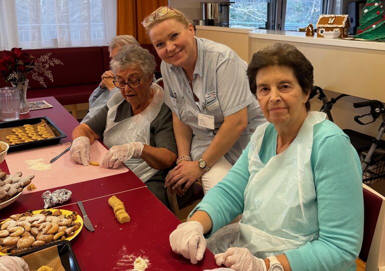 Gemeinsam mit den Bewohner*innen haben unsere engagierten Mitarbeitenden in der Vorweihnachtszeit wieder mit viel Freude und Geduld gebacken, geknetet und dekoriert
