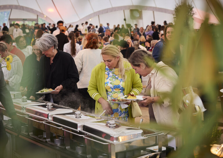 Schwarz-Hirsch Catering sorgte für eine köstliche Verpflegung, darunter italienischer Flair mit Pinsa-Station Schwarz-Hirsch Catering sorgte für eine köstliche Verpflegung, darunter italienischer Flair mit Pinsa-Station