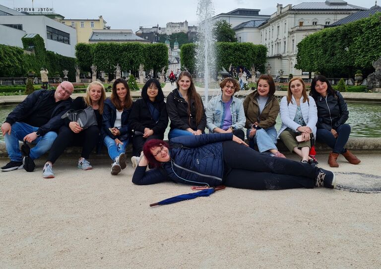 Kolleg*innen aus dem HB Seeböckgasse stehen seitlich aufgereiht in Salzburg.