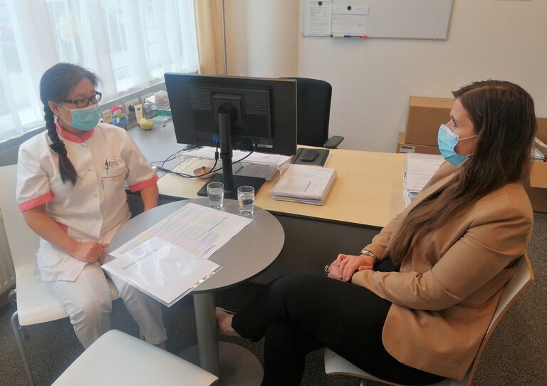 Die Pflegedirektorin unterhält sich mit einer Kollegin